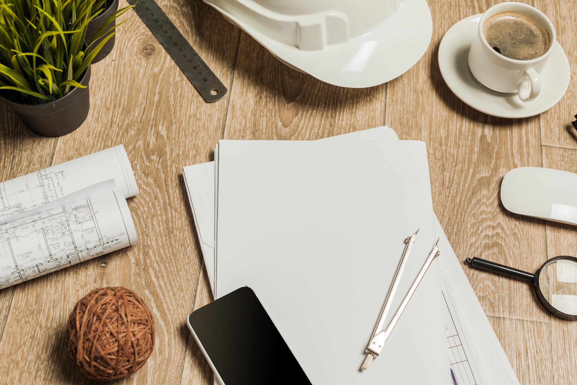 Desk workspace cu planuri și contracte